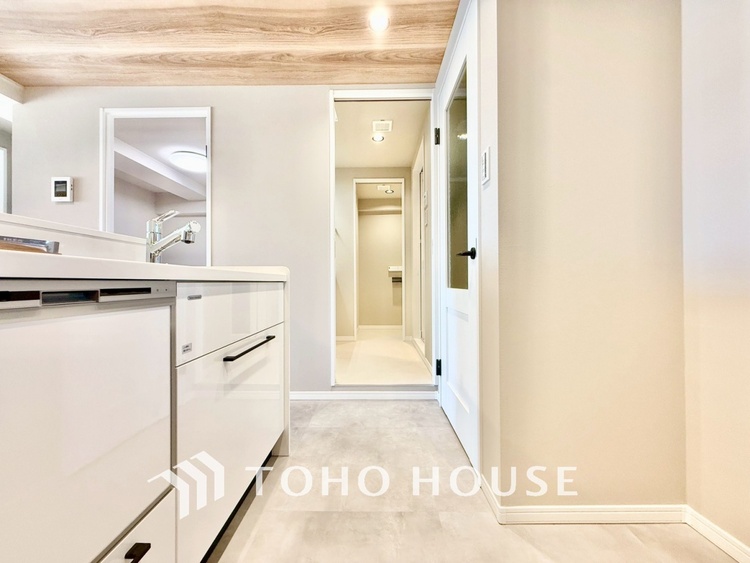 キッチン ◆キッチン◆美味しい料理を作りたくなるような気持にさせてくれる、腕を振るえる自慢のスペース。見上げると柔らかなダウンライトが包み込み、彩りを添えます。艶と光沢のある居心地の良いわが家のキッチン。