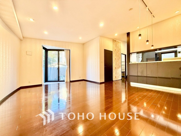 内装 【時を忘れる場所】ここにはみんなが集い、食事と楽しい会話が始まる。話に夢中になりすぎて、ついつい時を忘れ夜半過ぎになってしまう。そんな束の間の幸せを感じさせてくれる場所でありたい。