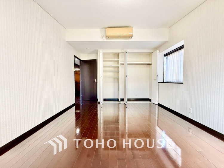 内装 【木漏れ日】の様な採光が優しく足元を照らし、心地いい暮らしの道しるべを写し出す。この空間で過ごす家族との語らいの時間がとても素敵で幸せを感じるかもしれない。