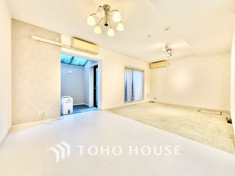 内装 【季節外れのホームホリディ】喧噪から離れ広々したリビングでゆったりと過ごす。そんな寛いだ休日もあっていい。だって『何もしない時を楽しむ』そんな贅沢な時間を愛する家族と堪能できるのだから。