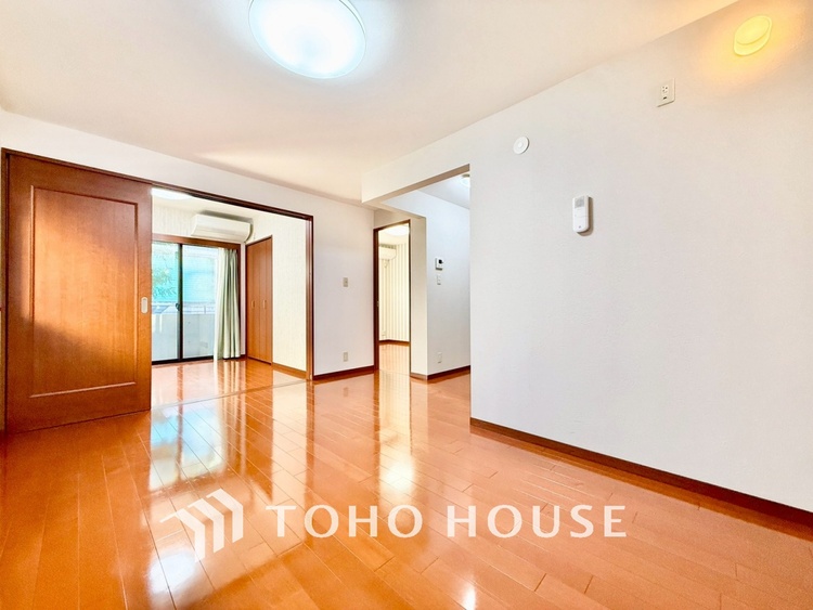 内装 【リビングルーム】天井に埋められた連続する眩い光−ダウンライト。それはまるでフライト航路のアプローチライトのように優美でロマン溢れるポジショニング。