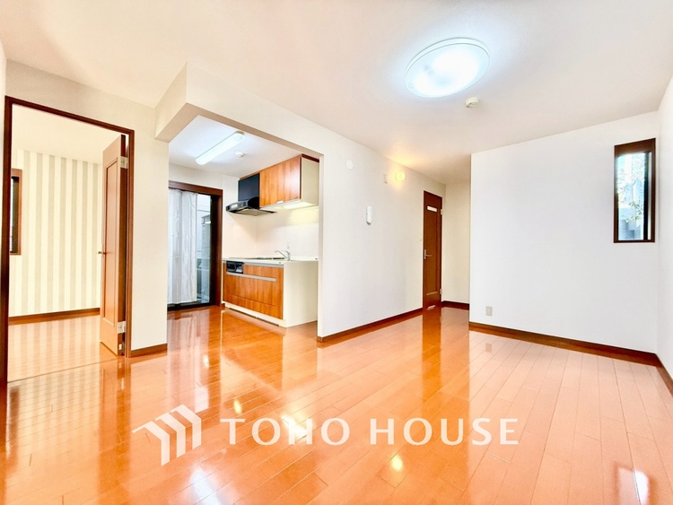 内装 【Kitchen】一歩一歩踏みしめる喜びを。光り眩い羨望のリビングへ。一歩一歩を踏みしめて家族の集う幸せの場所へ。すべてがクライマックスのマイベストホーム。