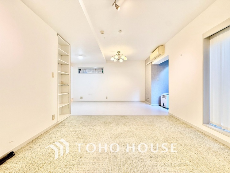 内装 【自身の道】華道、剣道、そしてここで暮らす者の正道。物事の正しい考えや愛する家族とのコミュニケーション。そんな考えの暮らし方がこの空間にも散りばめられている。