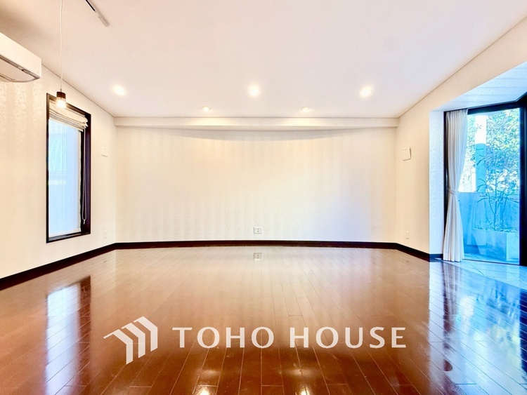 内装 【悠久の時】家族への思いを抱きながら、平和に過ごす悠久の時。あたかかく感じるのは、日当たりだけではない。広く和やかに暮らせる空間と、家族の存在を噛みしめて