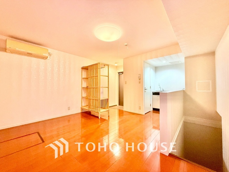 内装 【スペシャルシーン】デイリーシーンからスペシャルシーンまで様々なシーンで使用出来る、フレキシブルで飽きのこないこの空間。僕の頭の中では大好きなソファとダイニングテーブルと家族の笑顔が広がっていた