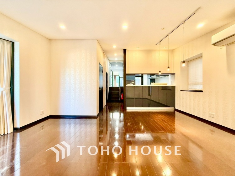 内装 【快適性＆機能性】住むほどに実感する快適性＆機能性。各空間を彩る設備は、デザイン性に優れたHigh Quality仕様が装備。広く使い勝手のよい空間と設備で、理想の暮らしを演出します