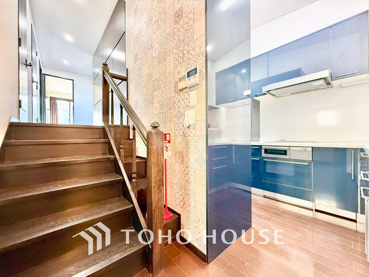 内装 【色彩】この空間に放たれた光は華美なまでに演出されたデザイン。流れる時をより芳醇なコーヒーの様な色彩奏でるアダージョ。そして情景豊かな作品のような暮らしがイメージできる。