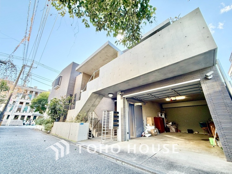 外観 窓を開けベランダに出ると当所なく広がる街と空のスクリーン。風が凪ぎ一時停止する目の前の画面の中、僕は一体何を考えていたのだろう。牧歌な街並みが僕を穏やかにさせてくれる。