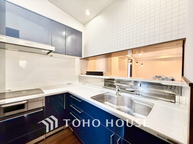 キッチン 【居心地のいい暮らし】には欠かせない眩い採光。ゆったりとした幅の窓からこの空間に降り注ぐ採光が絶えない。明るいリビングこそ居心地のいい暮らしが待っているのだと思う。