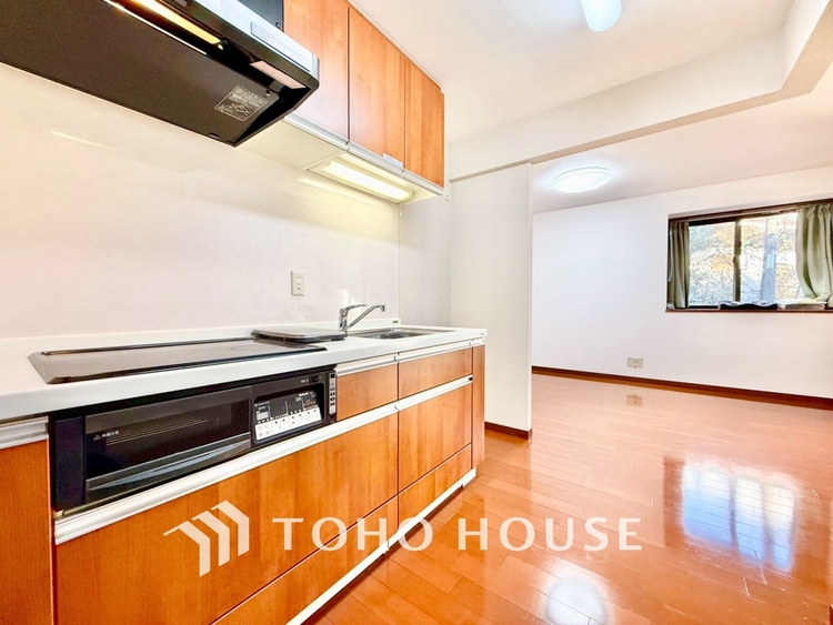 キッチン 【癒しの空間】室内構成に拘り採光とセンスを散りばめた空間。それは『柔らかさ』に似た素敵な居場所。そこに暮らす人のことを考えつくり出したものは『癒し』という心地よい居場所なんだと思う。