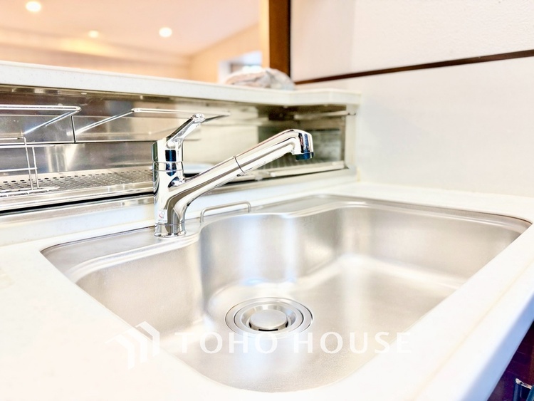 キッチン 【豪華絢爛】事も無げに美しく、伝えるには筆舌に尽くし難い。豪華絢爛や華美と言う事ではなく、住まう者にとって暮らし易く心地がいいと言う美しさがこの住まいには込められている。