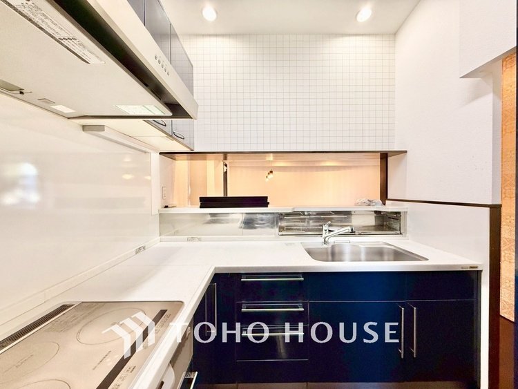 キッチン 【素敵な空間】君の姿に一瞬足を止めていた。美しくて惑わされてしまった自分が信じられない位素敵な空間。そしてこの空間に君がいて喜び歌を歌う僕が燥いでいる。