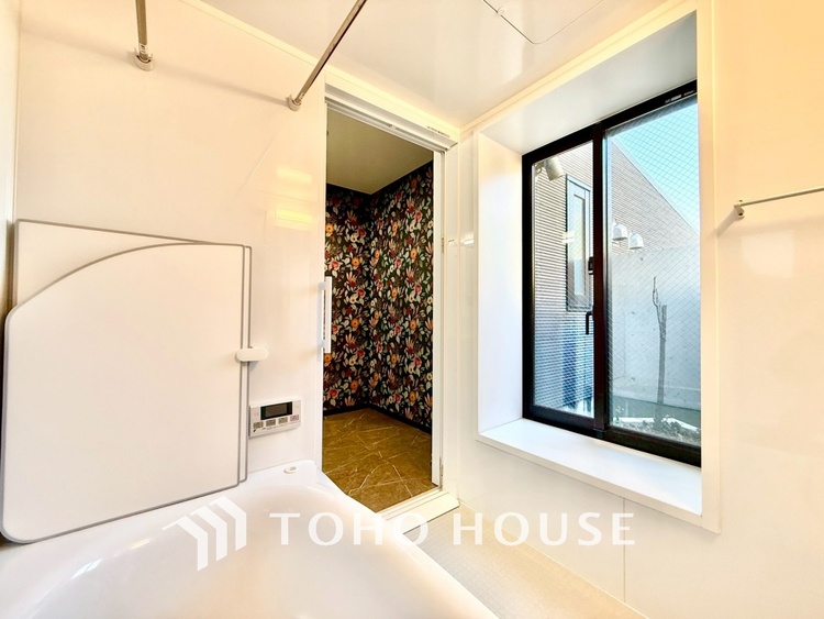 風呂 【Bathroom】奥行きが長く足を延ばしてもラクラクのスペース。体の大きい方でも嬉しいワイドサイズ。また、カビが付きにくく軽くこすれば簡単に落ちるお掃除ラクラク仕様です。