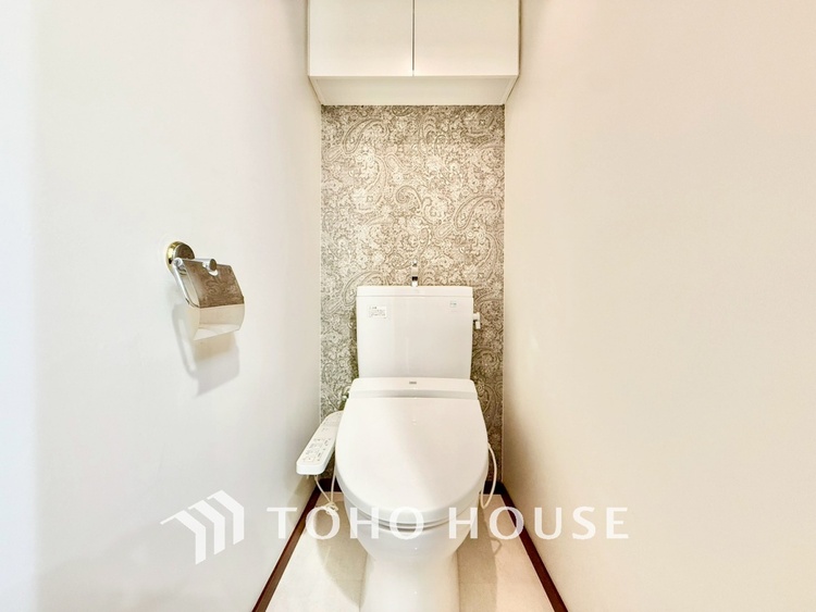 トイレ 【Toilet】トイレも全て新品に交換されており、清々しく新生活を始めることができます。白基調の清潔感のある空間に生まれ変わりました。