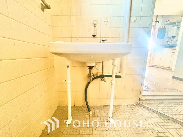 洗面 【WASHROOM】◆快適◆煌びやかな暮らしの中にも忘れたくない快適さ。大きな収納が助けてくれます。