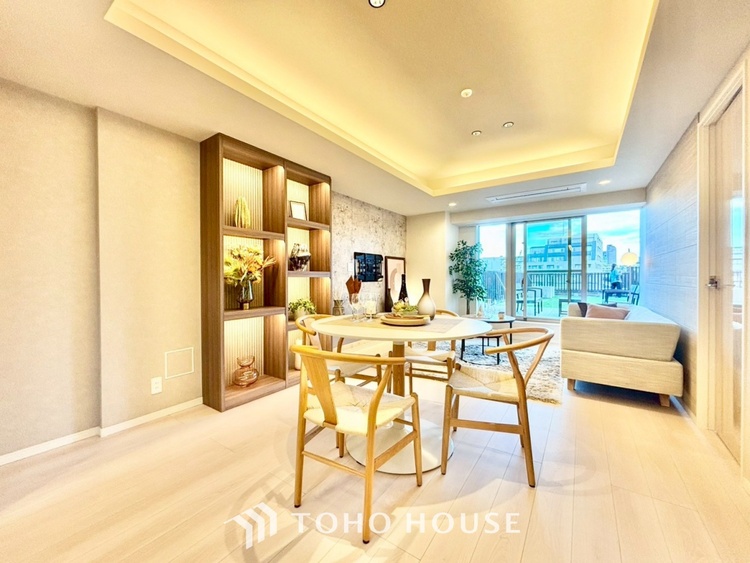 内装 ◆木漏れ日◆の様な採光が優しく足元を照らし、心地いい暮らしの道しるべを写し出す。この空間で過ごす家族との語らいの時間がとても素敵で幸せを感じるかもしれない。