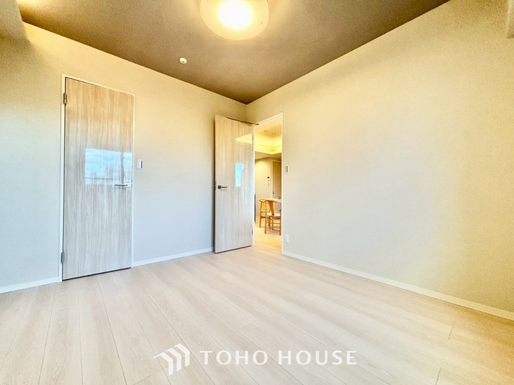 内装 ◆間接照明◆オレンジ色の光が僕達を大人な気分にさせる。静かで優しく語りかけるその光は、今日の終わりを告げてくれ、でも明日にはいい事が必ず来るよ。そんな囁きが聞こえてくる