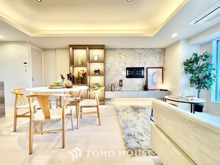 内装 ◆窓を開けると◆冷涼な風、そよぐリビング。だんらんの場所はここから始まり、ここで終わる。家族の笑顔が集う素敵な場所だから、こだわり抜いた思いが詰まっているのだと思う。