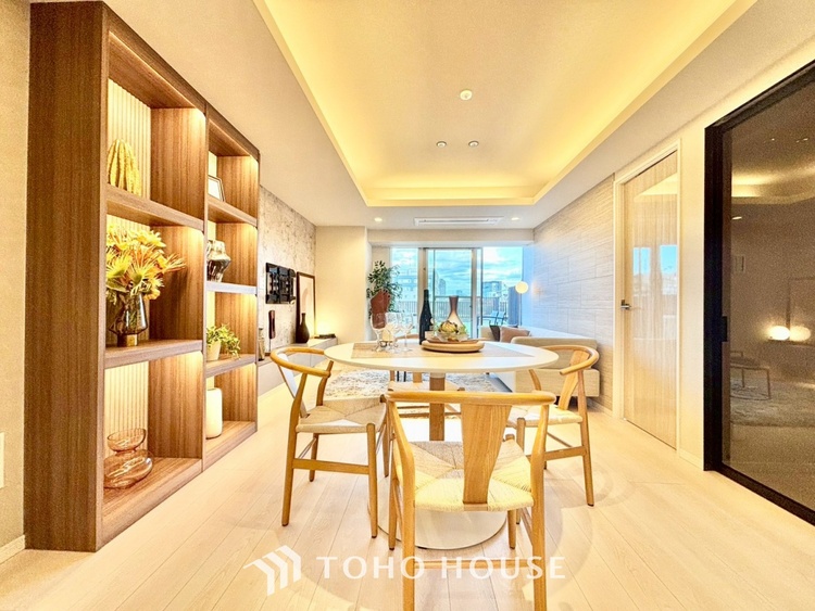 内装 ◆リビング◆そこには目を輝かせ笑顔で見つめてくれる君がいて、「おかえり」の言葉がこだまする。何気ない日々の挨拶は僕にとっては幸せで、同時に君の瞳にも恋している。