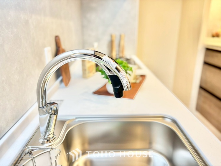 キッチン ◆今宵の食卓◆ダウンライトに反射するグラスを眺めながらワインを注ぐ。トクトクと心地いい音をさせながら、フランスの古城を思わせる薫りがたちこめ、とても幸せな時を過ごせる。