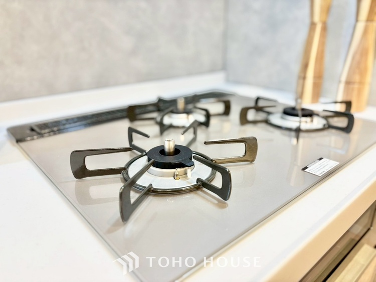 キッチン ◆キッチン◆美味しい料理を作りたくなるような気持にさせてくれる、腕を振るえる自慢のスペース。見上げると柔らかなダウンライトが包み込み、彩りを添えます。艶と光沢のある居心地の良いわが家のキッチン。