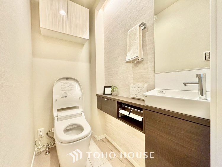 トイレ ◆トイレ◆トイレも全て新品に交換されており、清々しく新生活を始めることができます。白基調の清潔感のある空間に生まれ変わりました。