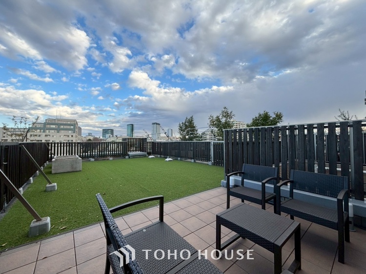 バルコニー ◆窓の外は◆漆黒な映画館のスクリーンと際立つ星座。中でもシリウスがひときわ煌き、冬のシーズンを告げてくれている。西の彼方に傾き移動する星座がまるで時計の針を告げるように進んでいく