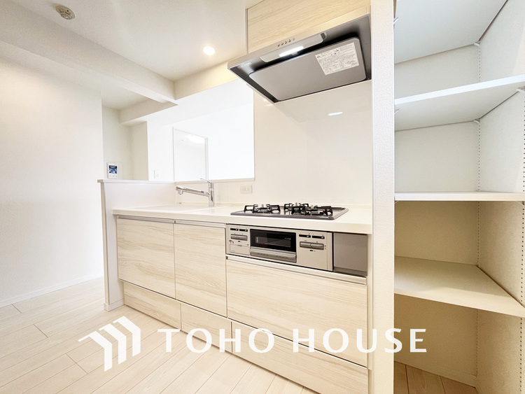 キッチン シンプルな部屋の雰囲気に溶け合うナチュラルキッチン