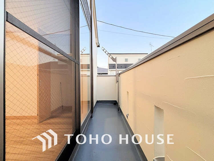 バルコニー 日当たりの良いバルコニーで晴れの日の洗濯物も楽しみになりますね