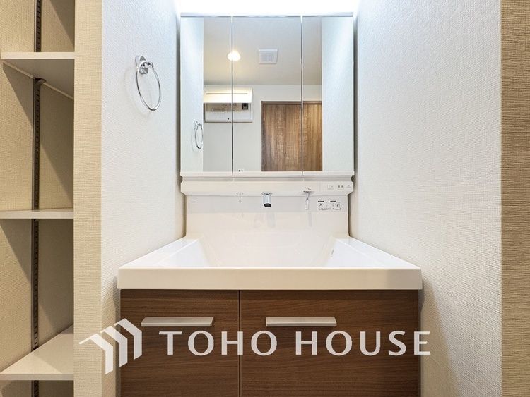 洗面 新規設置の洗面化粧台。収納豊富で使い勝手の良い3面鏡です