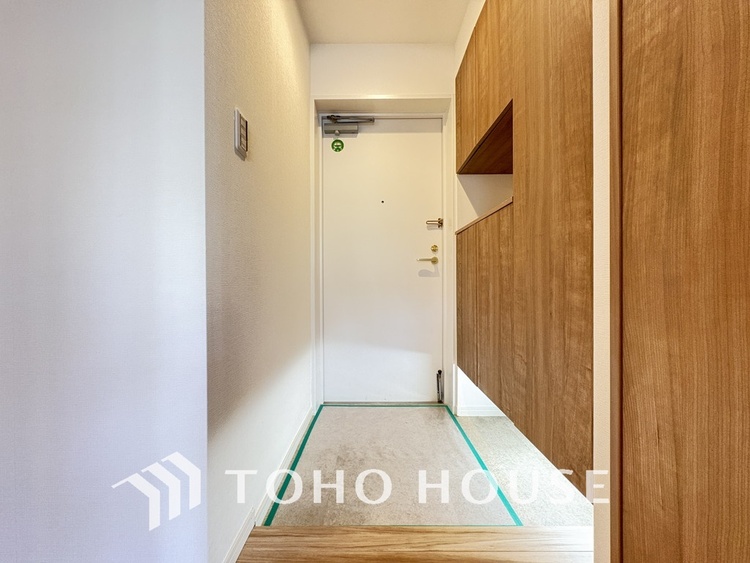 玄関 飾り過ぎないシンプルな内装の玄関