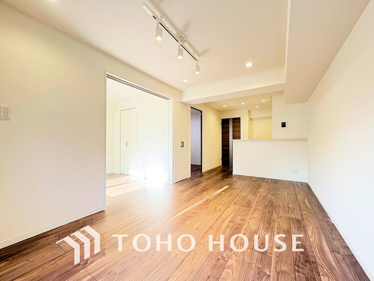 内装 広がりのある住空間、家族が集まるリビング・ダイニング