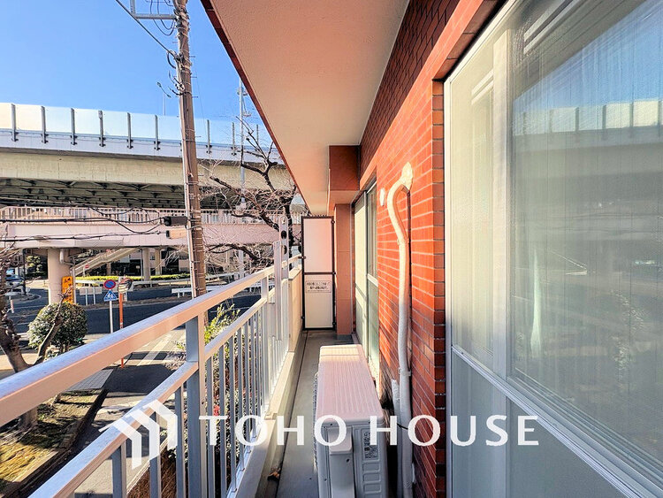 バルコニー 日当たりの良いバルコニーで晴れの日の洗濯物も楽しみになりますね