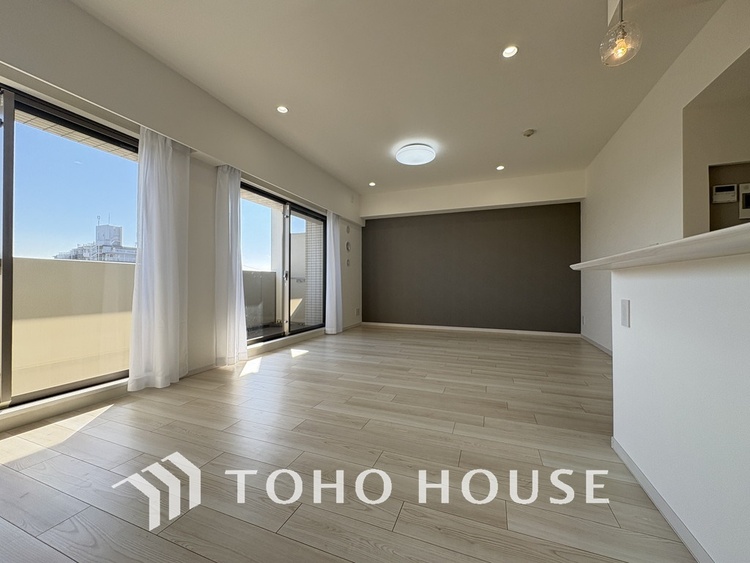 内装 広がりのある住空間、家族が集まるリビング・ダイニング