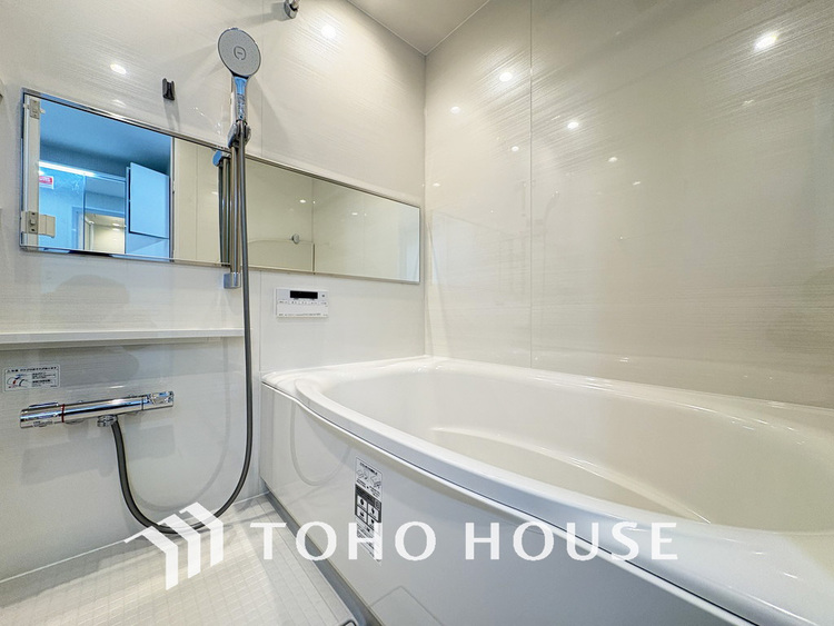 風呂 一日の疲れを癒すバスルームは、心地よいリラックスを叶える清潔感溢れる空間