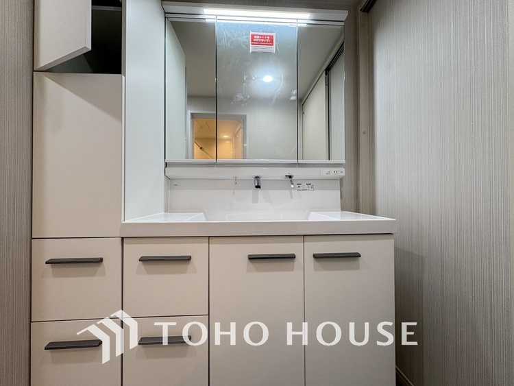 洗面 新規設置の洗面化粧台。収納豊富で使い勝手の良い3面鏡です