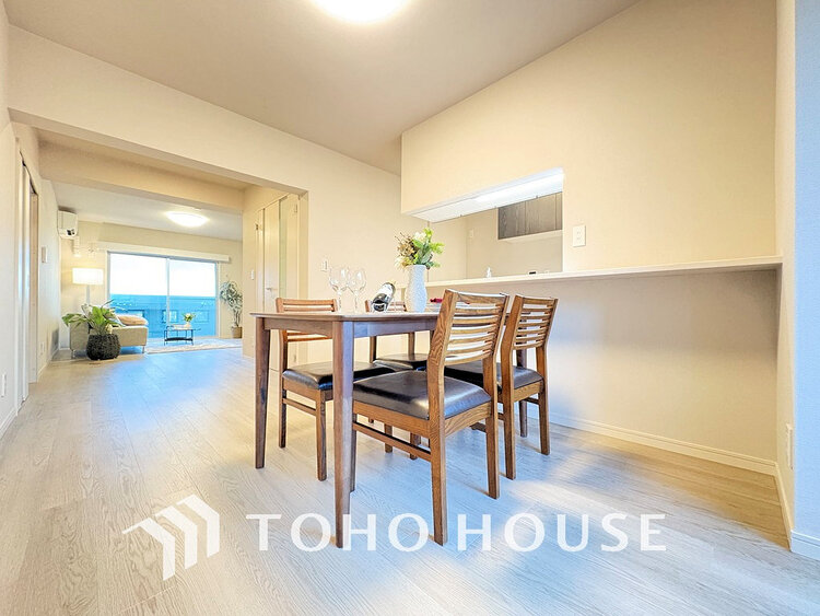 内装 明るいLDKは自然と家族が集まるコミュニケーションの場所に