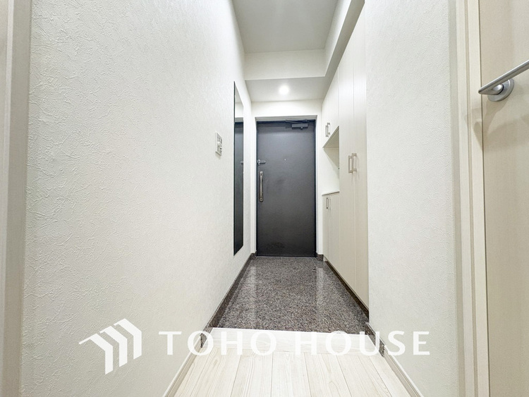 玄関 飾り過ぎないシンプルな内装の玄関