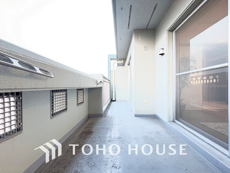 バルコニー 日当たりの良いバルコニーで晴れの日の洗濯物も楽しみになりますね