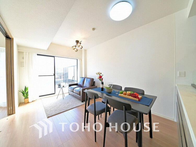 内装 上質な時間を育む暮らしのメインステージ。寛ぎとコミュニケーションを育む居心地のよい場所