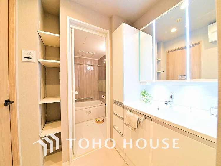 洗面 白を基調とした清潔感のある洗面室で朝の身支度を