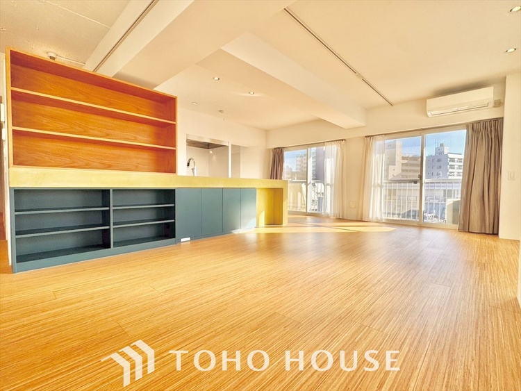 内装 高級感あふれる大きなリビングは、落ち着きと安心感を兼ね備えた優雅な空間。ご家族の暮らしに豊かさを添えます。