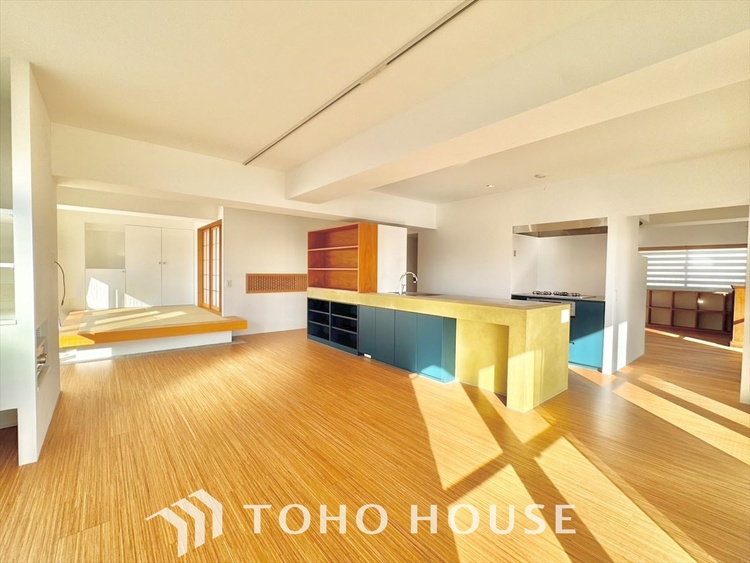 内装 洗練されたデザインと大きな広がりを持つリビングは、安心感と気品に満ちたひとときを叶える住まいの象徴です。