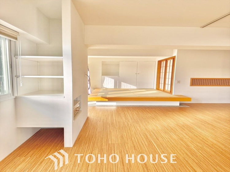 内装 堂々とした広さを誇るリビングは、優雅な開放感と安心感を兼ね備えた上質な空間。ご家族の時間を一層贅沢に演出します。