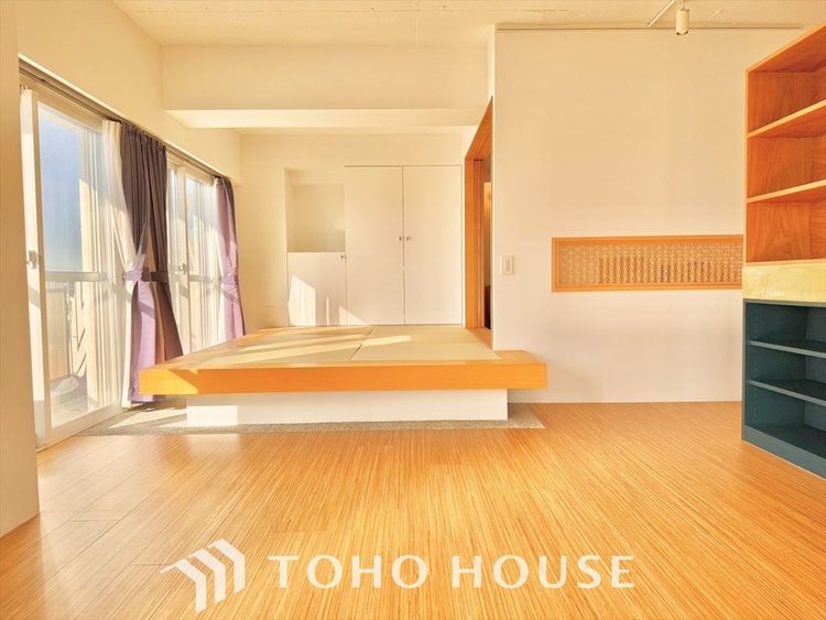 内装 明るく大きなリビングは、家族の安心と快適を育む空間。のびやかな広さが毎日の暮らしをより豊かに彩ります。