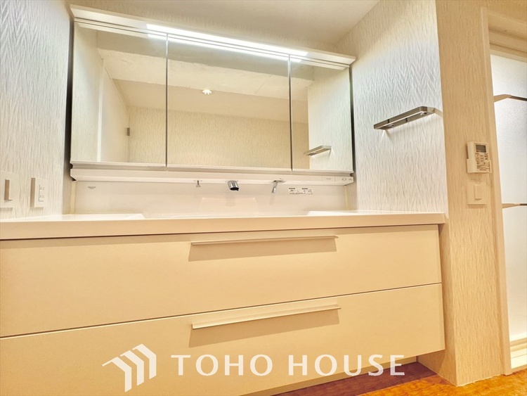 洗面 清潔感あふれる洗面化粧台で、毎日の身支度を快適にサポートします。