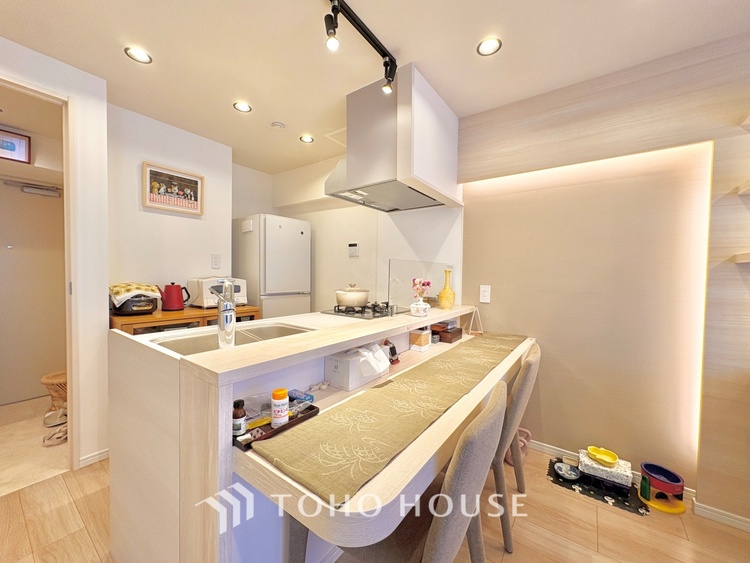 内装 大きく開放的なリビングは、家族が自然と集まり、安心して過ごせる憩いの場所。ゆとりある空間が暮らしに心地よさを届けます。