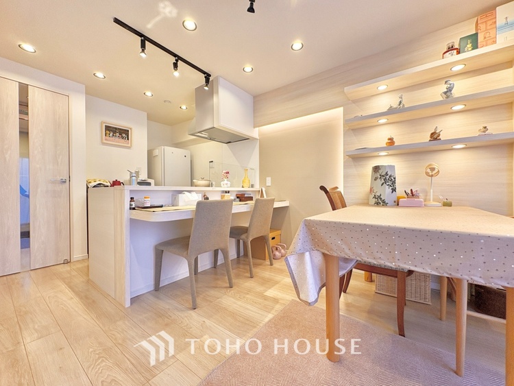 内装 大きくゆとりのあるリビングは、安心感と開放感を兼ね備えた住まいの中心。家族みんなが心から寛げる時間をお届けします。