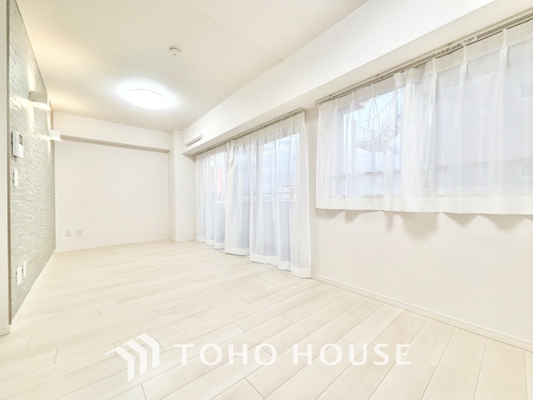 内装 居心地のいい暮らしには欠かせない眩い採光。ゆったりとした幅の窓からこの空間に降り注ぐ採光が絶えない。明るいリビングこそ居心地のいい暮らしが待っているのだと思う。