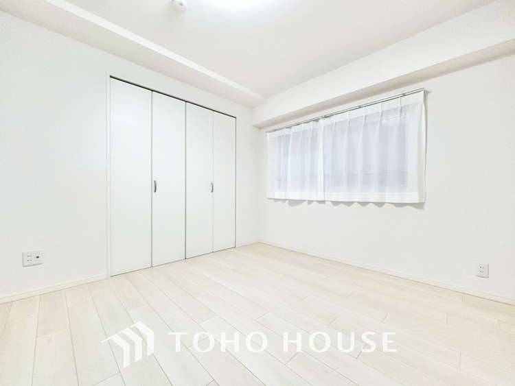 内装 風の通り道。舞い込んでくる風が優しく躍り、室内に爽やかな空気を運んでくる。そこに季節の息吹を感じて、いまがどんな季節なのかを実感する。